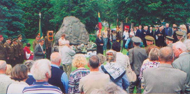 Renginio dalyviai prie akmens, pastatyto Gerdžiūnų krašto partizanams ir tremtiniams atminti